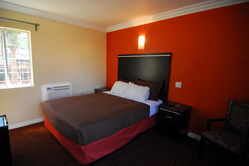 Deluxe Queen Room with One Queen Bed Non-Smoking interior
